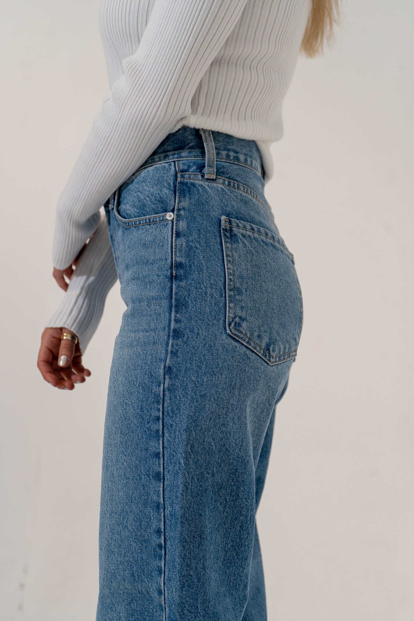 The Throwback Straight. Channel classic IT GIRL in a jean that's straight out of 1998. The classic rinse wash and true-waist rise are very "now", while the throwback cut is perfect for fall. Style up or down.